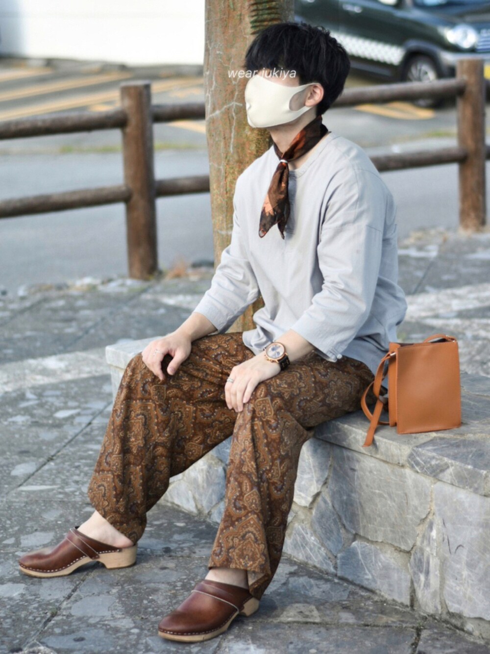 「古着、柄パンツ、秋のコーデ、スカーフ、秋色、ブラウン、低身長、ブラウンコーデ、秋、低身長コーデ、秋コーデ、秋先取りコーデ、秋カラー、スクエアバッグ、秋トレンド2021」｜「kiddo.comのチャイナプルオーバーシャツ（シャツ/ブラウス、グレー系）」を使った、JUKIYA.さん（メンズ・162cm）の秋コーディネートの1枚目の写真