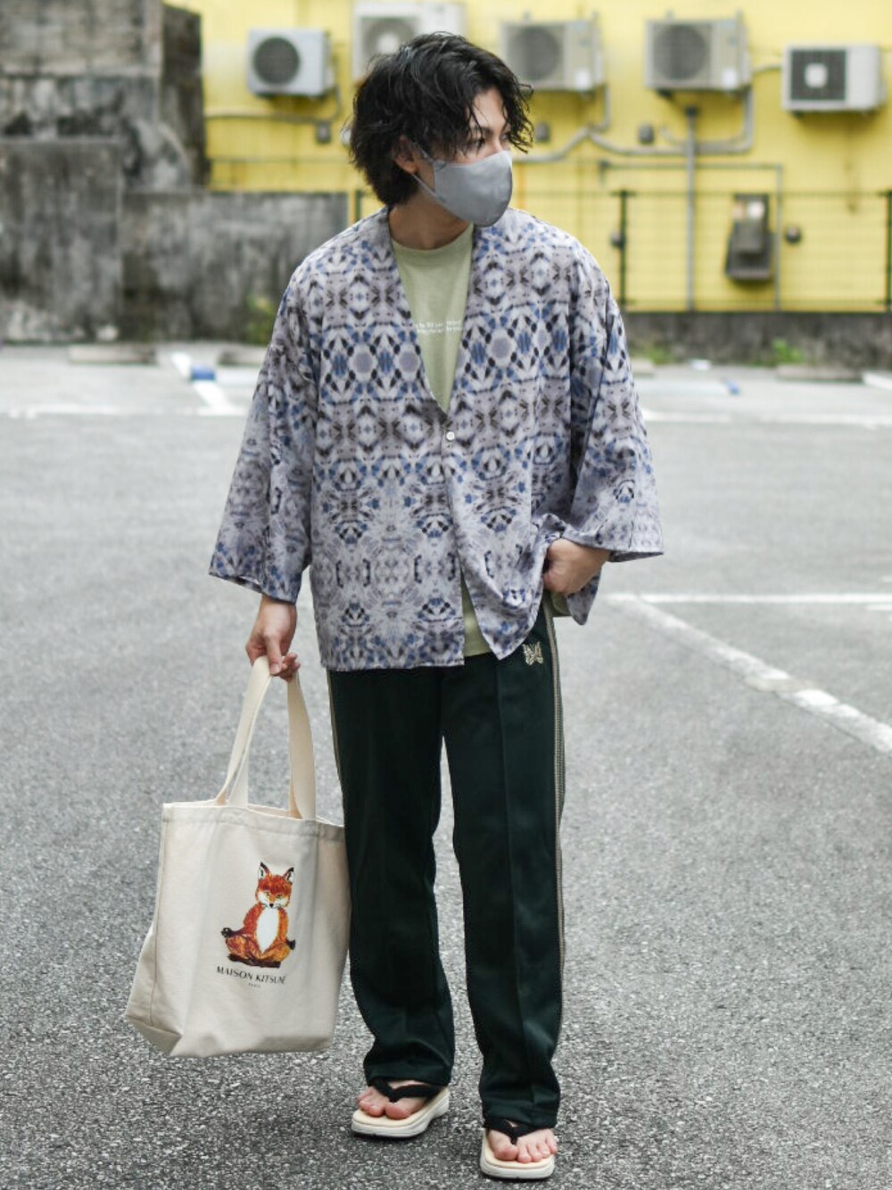 「羽織り、カジュアル、HARE、NEEDLES、ハレ、ハレ(HARE)、ニードルス、トラックパンツ、MAISON KITSUNE、雪駄、カジュアルコーデ、カジュアルスタイル、低身長、トートバッグ、センターパート」｜「HAREのアフリカンパターンシャツ7部袖(HARE)（シャツ/ブラウス、ホワイト系）」を使った、JUKIYA.さん（メンズ・162cm）の夏コーディネートの1枚目の写真