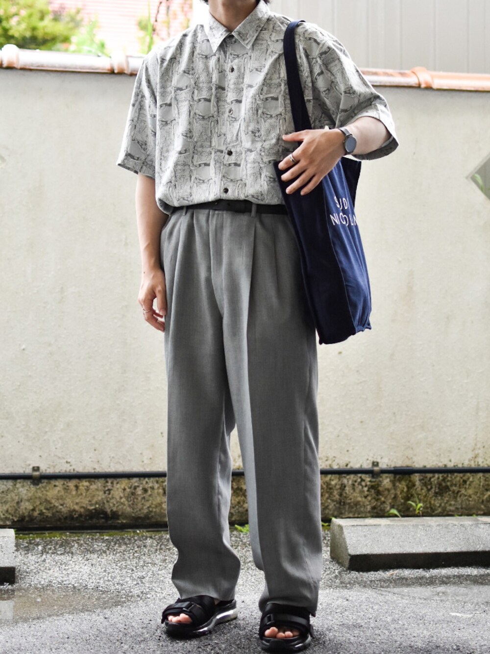 「グレー、グレーコーデ、柄シャツ、ワントーンコーデ、ワントーン、タックイン、タックインコーデ、古着MIX、お出かけコーデ日記、古着、古着コーデ、古着好きな人と繋がりたい、古着男子、低身長、低身長コーデ」｜「VINTAGEのアジア古着　ジャガードボタニカル柄シャツ（シャツ/ブラウス、ホワイト系）」を使った、JUKIYA.さん（メンズ・162cm）の春コーディネートの1枚目の写真