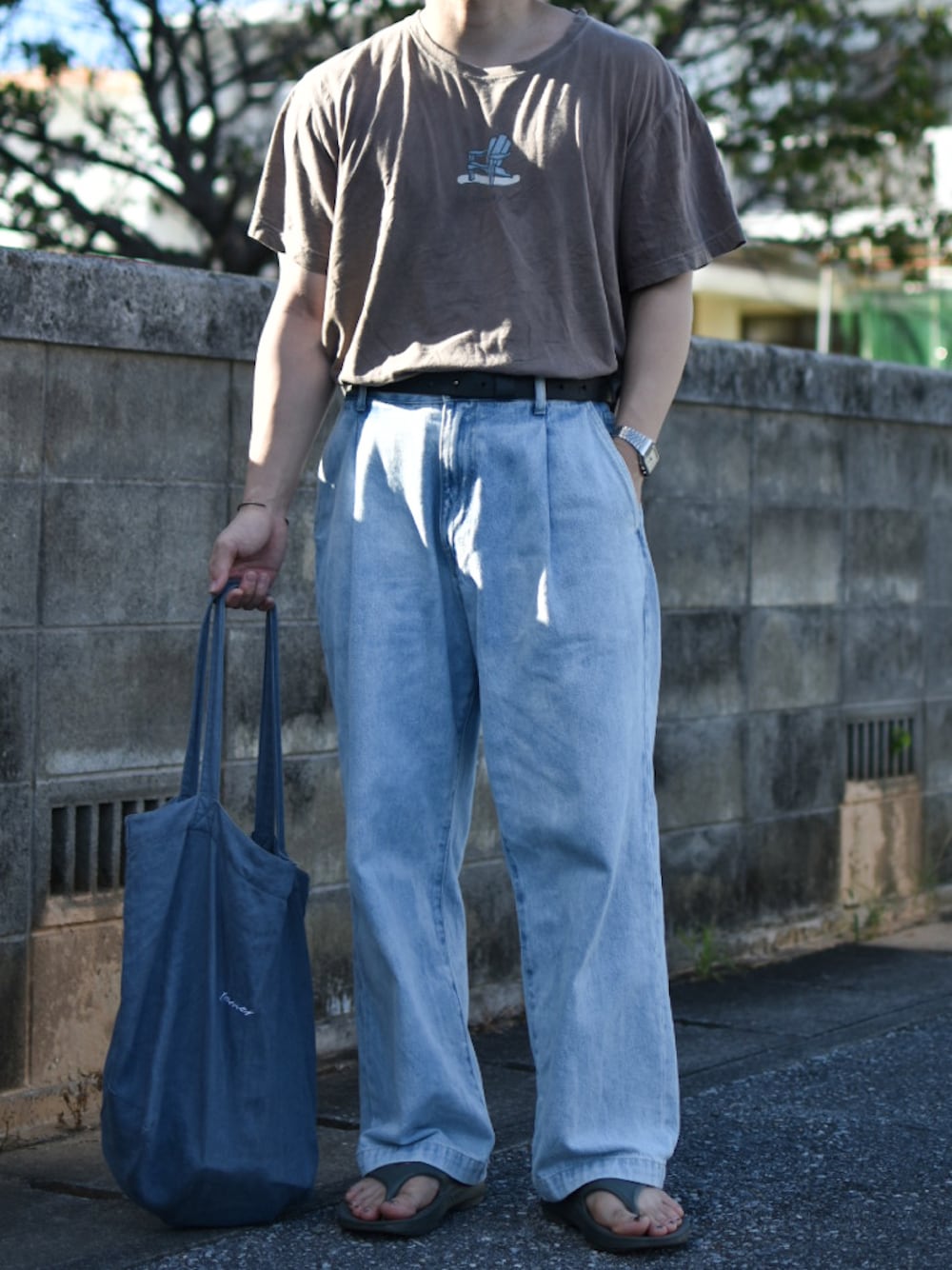 「夏コーデ、古着MIX、古着、古着コーデ、古着好きな人と繋がりたい、古着男子、古着Tシャツ、デニム、デニムパンツ、レトロ、レトロコーデ、2000年代、トレンド、低身長、低身長コーデ」｜「USEDの鬼フェード，いなため。（Tシャツ/カットソー、ブラウン系）」を使った、JUKIYA.さん（メンズ・162cm）の夏コーディネートの1枚目の写真
