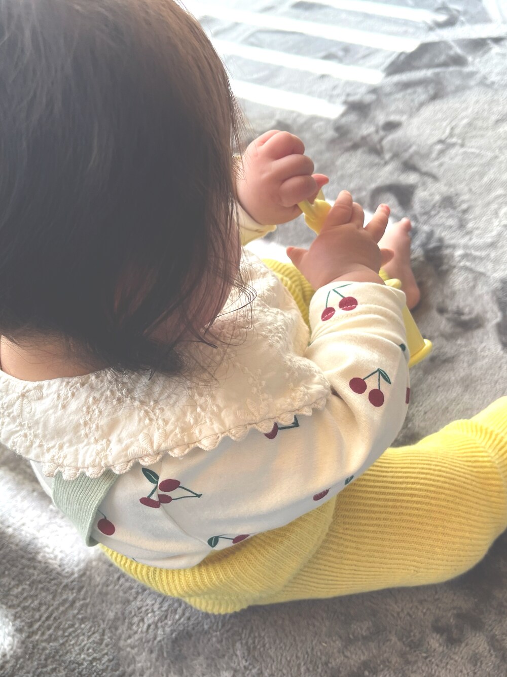 「カラーコーデ、女の子コーデ、ベビーコーデ、ベビーレギンス、レギンスコーデ、たんぽぽ、春コーデ、春」｜「petit mainの【プティプラ】GIRLS長袖Tシャツ（Tシャツ/カットソー、レッド系）」を使った、まめぴさん（キッズ・80cm）の春コーディネートの1枚目の写真