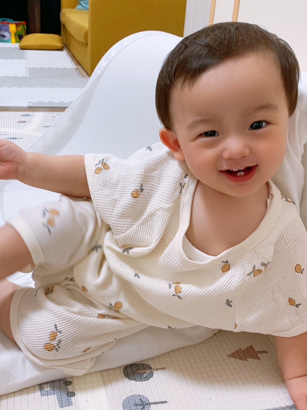 「ラブアンドピース2021、男の子コーデ、ルームウェア、レモン柄、セットアップ、オーバーサイズ、キッズコーデ、キッズモデル」｜「apres les coursのレモン柄パジャマ 5分丈 ふわ糸（ルームウェア/パジャマ、ホワイト系）」を使った、koh_hさん（キッズ・80cm）の秋コーディネートの1枚目の写真
