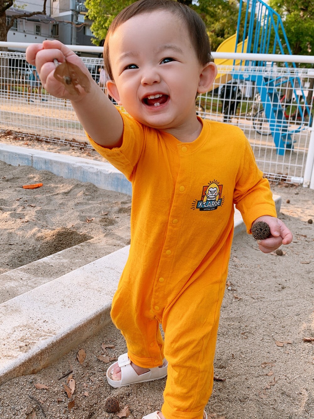 「男の子コーデ、つなぎ、キッズモデル、公園スタイル、サンダルコーデ、秋のコーデ」｜「apres les coursのEVAサンダル（サンダル、ホワイト系）」を使った、koh_hさん（キッズ・80cm）の秋コーディネートの1枚目の写真