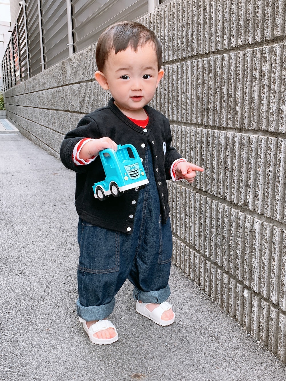 「おでかけ、つなぎ、オールインワン、オーバーオール、サンダル、カーディガン、男の子コーデ、男の子ベビー、男の子ママ」｜「agnes b.のK294 L CARDIGAN ベビー AB. ロゴカーディガンプレッション（カーディガン/ボレロ、ブラック系）」を使った、koh_hさん（キッズ・80cm）の夏コーディネートの1枚目の写真
