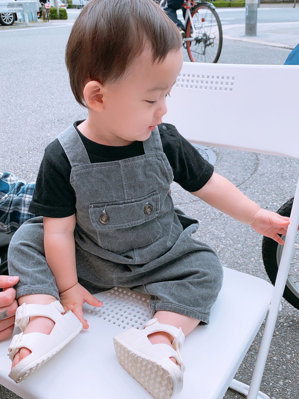 「オーバーオール、秋のコーデ、オーバーサイズ、サンダル、キッズコーデ、男の子コーデ、キッズモデル、公園スタイル」｜「apres les coursのEVAサンダル（サンダル、ホワイト系）」を使った、koh_hさん（キッズ・80cm）の秋コーディネートの1枚目の写真