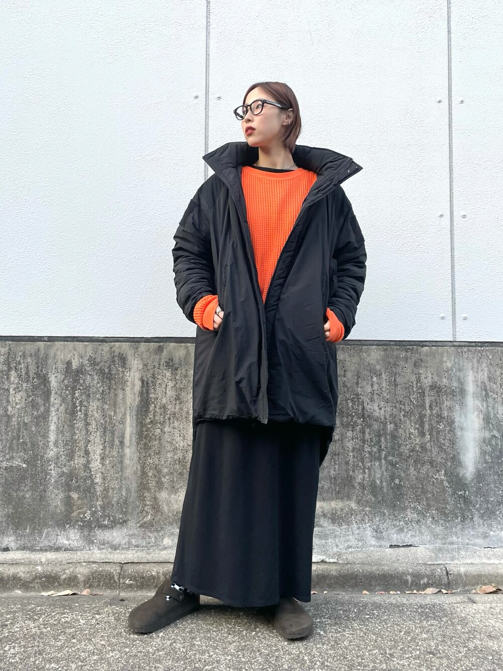 「アウター、ビッグシルエット、ブラックコーデ、冬コーデ、休日スタイル、休日コーデ、メガネ女子、モンスターパーカー、ユニセックス、黒縁メガネ、WHIMSIC、Kastane、高身長女子、高身長コーデ」｜「Kastaneの【UNISEX】ワッフルクルーネックプルオーバー（Tシャツ/カットソー、オレンジ系）」を使った、すぎのゆいさん（レディース・171cm）の秋コーディネートの1枚目の写真