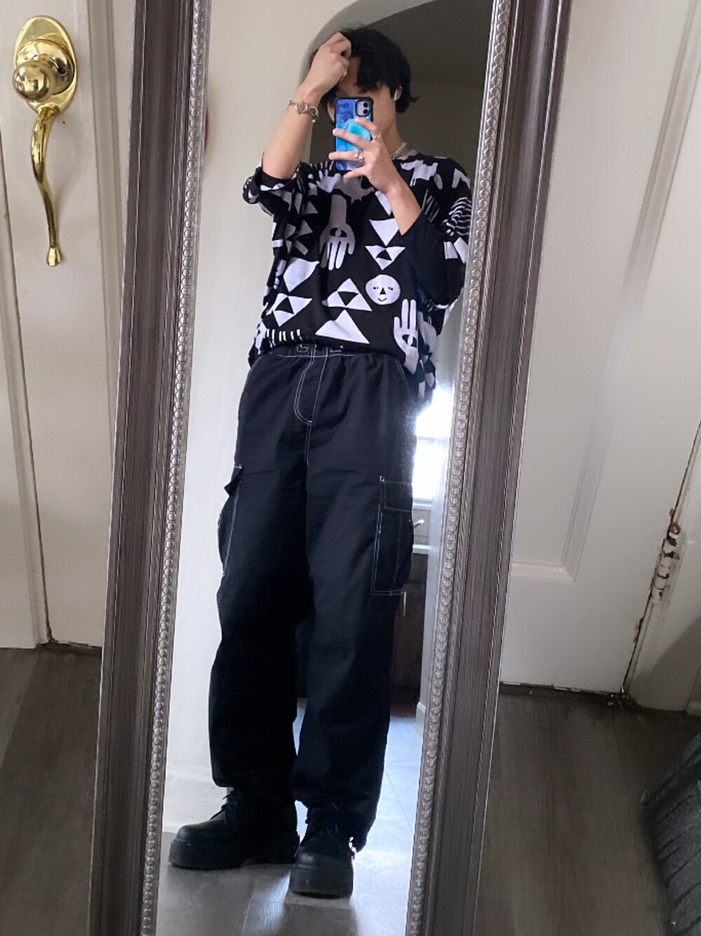 「メンズコーデ、モノトーン、ファッションを楽しもう、今日のコーデ、カジュアル、カーゴパンツ、おしゃれさんと繋がりたい、ワントーンコーデ、シルバーアクセサリー」｜「usedのアイテム（シャツ/ブラウス、ブラック系）」を使った、Shuusaさん（メンズ・175cm）の冬コーディネートの1枚目の写真