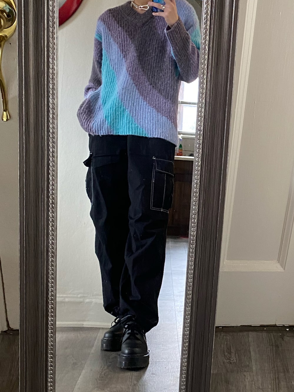 「デザインニット、オトナカジュアル、今日のコーデ、プチプラ、淡色コーデ、おしゃれさんと繋がりたい、ZARA、カーゴパンツ、きれいめカジュアル」｜「ZARAのアイテム（カーゴパンツ、ブラック系）」を使った、Shuusaさん（メンズ・175cm）の冬コーディネートの1枚目の写真