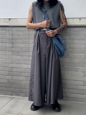 「アイテム（チノパンツ、シルバー系）」を使った、陳冠宇さん（メンズ・174cm）の春コーディネート