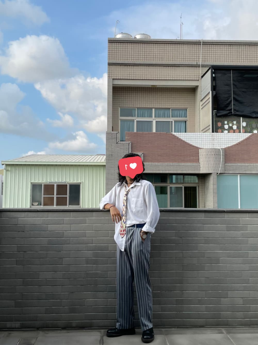 ホワイト系のシャツ/ブラウス、ブラック系のシューズ、ホワイト系のその他を着用したメンズの秋コーディネートの1枚目の写真