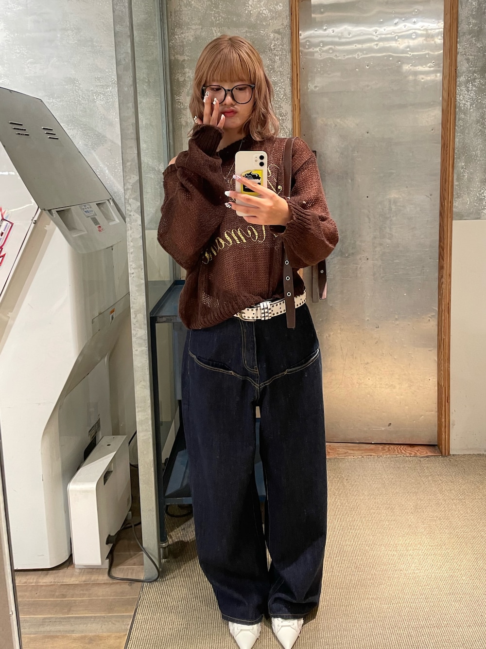 ブラウン系のTシャツ/カットソー、ブルー系のデニムパンツ、ホワイト系のパンプスを着用したレディースの秋コーディネートの1枚目の写真