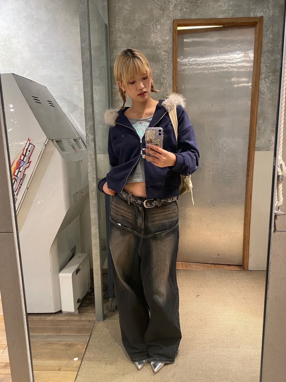 ブルー系のパーカー、ブルー系のニット/セーター、ブルー系のデニムパンツを着用したレディースの冬コーディネートの1枚目の写真