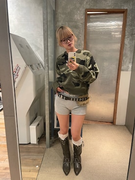 「アイテム（ベルト、ベージュ系）」を使った、RIHOさん（レディース・166cm）の秋コーディネート