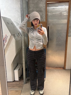 「WHO'S WHO gallery（フーズフーギャラリー）のカットボーダーカーゴパンツ（その他パンツ、グレー系）」を使った、RIHOさん（レディース・166cm）の春コーディネート
