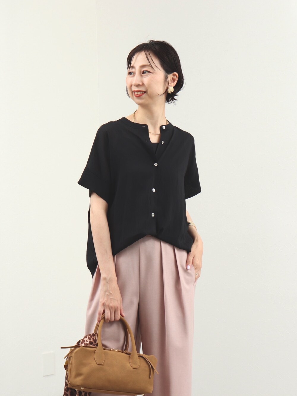 ピンク系のその他パンツ、イエロー系のボストンバッグ、ブルー系のシャツ/ブラウスを着用したレディースの夏コーディネートの1枚目の写真