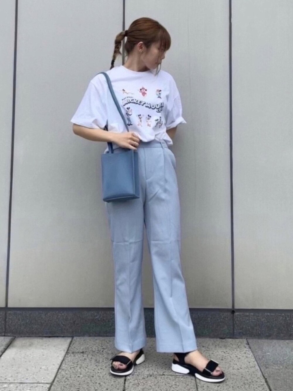 ホワイト系のTシャツ/カットソー、ホワイト系のTシャツ/カットソー、ブルー系のパンツを着用したレディースの夏コーディネートの1枚目の写真