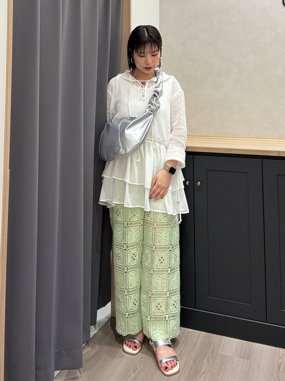 シルバー系のサンダル、ブラック系のサンダルを着用したレディースの夏コーディネートの1枚目の写真