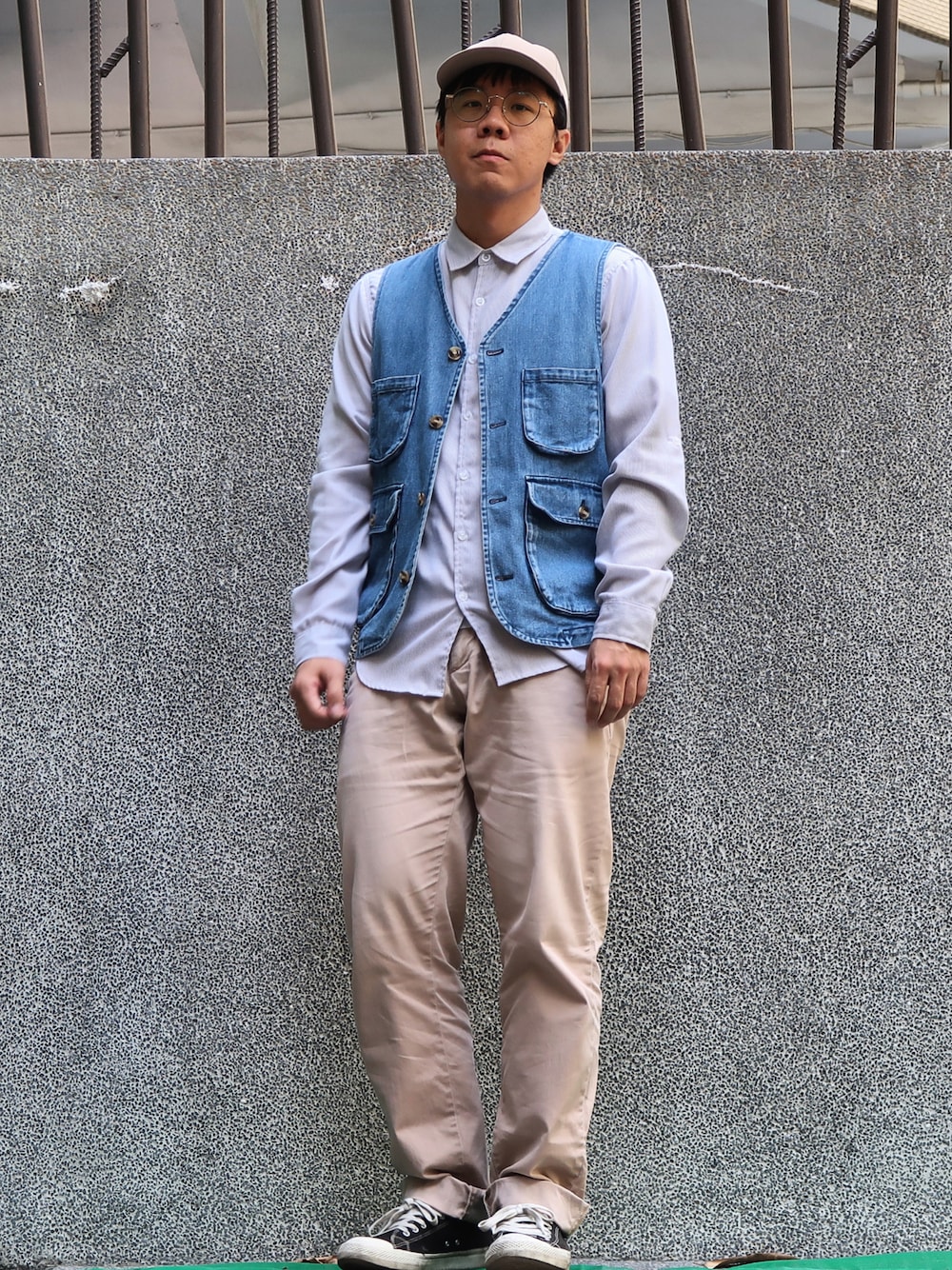「UNIQLOのアイテム（Tシャツ/カットソー、ベージュ系）」を使った、dada 🇹🇼さん（メンズ・173cm）の秋コーディネートの1枚目の写真