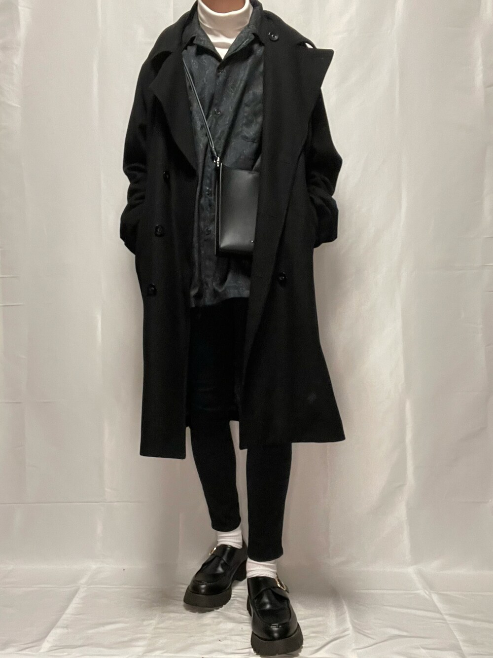 「クリスマスに着たい服、黒スキニー、コート、シャツスタイル、柄シャツ、タートルネック、ローファー、おしゃれさんと繋がりたい、いいね、save、フォローお願いします🤑、キレイめ、ミニバッグ、レイヤードスタイル」｜「GUのスキニージーンズ（パンツ、ブラック系）」を使った、YOKIKIさん（メンズ・181cm）の冬コーディネートの1枚目の写真