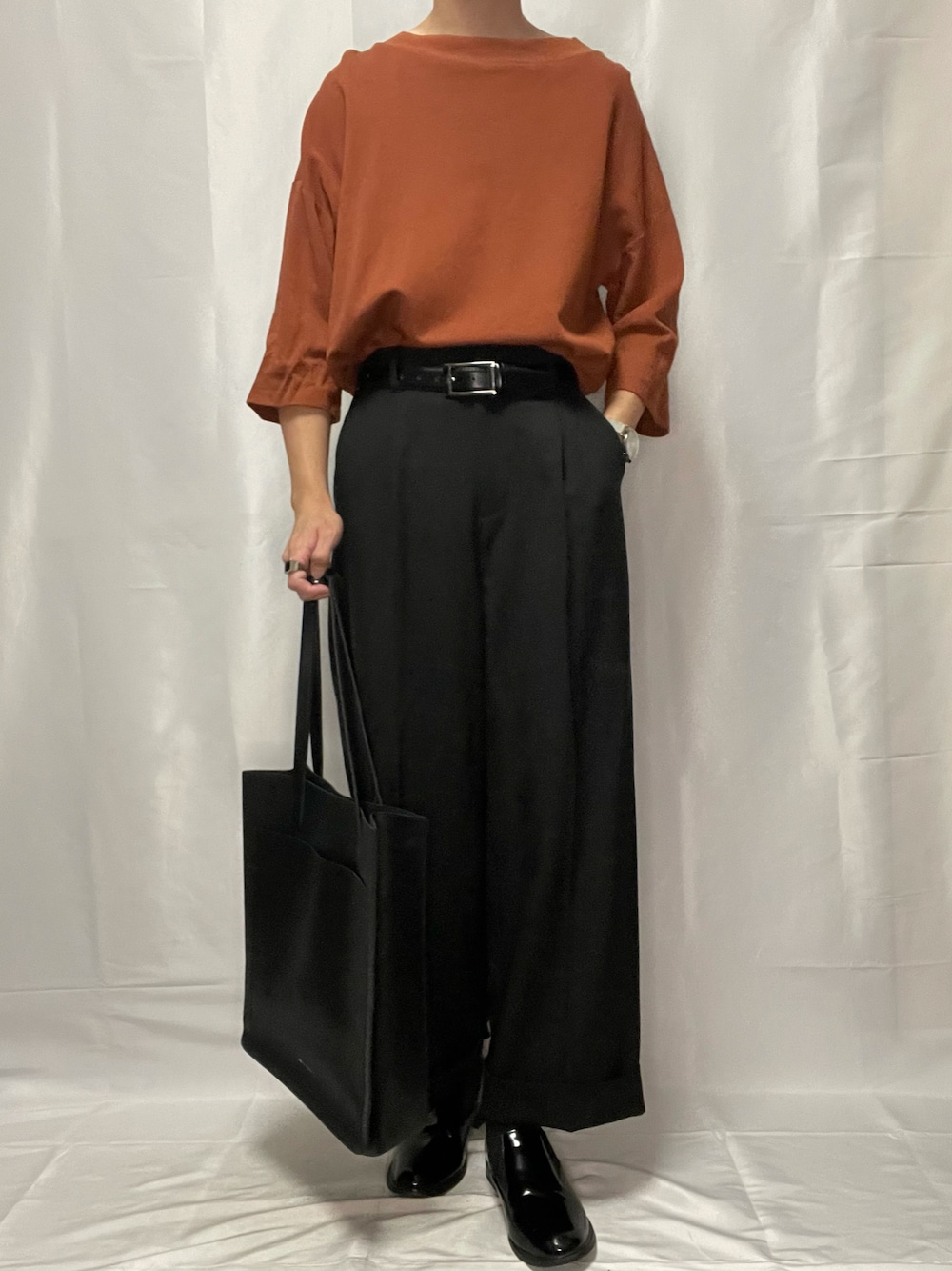 「大人コーデ、夏だ！Tシャツ着よう！、スラックス、キレイめ、サイドゴアブーツ、トートバッグ、キャンパストートバック、差し色、おしゃれさんと繋がりたい、いいね、save、フォローお願いします🤑」｜「ENDER PRODUCTSのシンセティックレザー コンビネーションポケット ロゴ刻印 トートバッグ【ENDER PRODUCTS/エンダープロダクツ】（トートバッグ、ブラック系）」を使った、YOKIKIさん（メンズ・181cm）の夏コーディネートの1枚目の写真