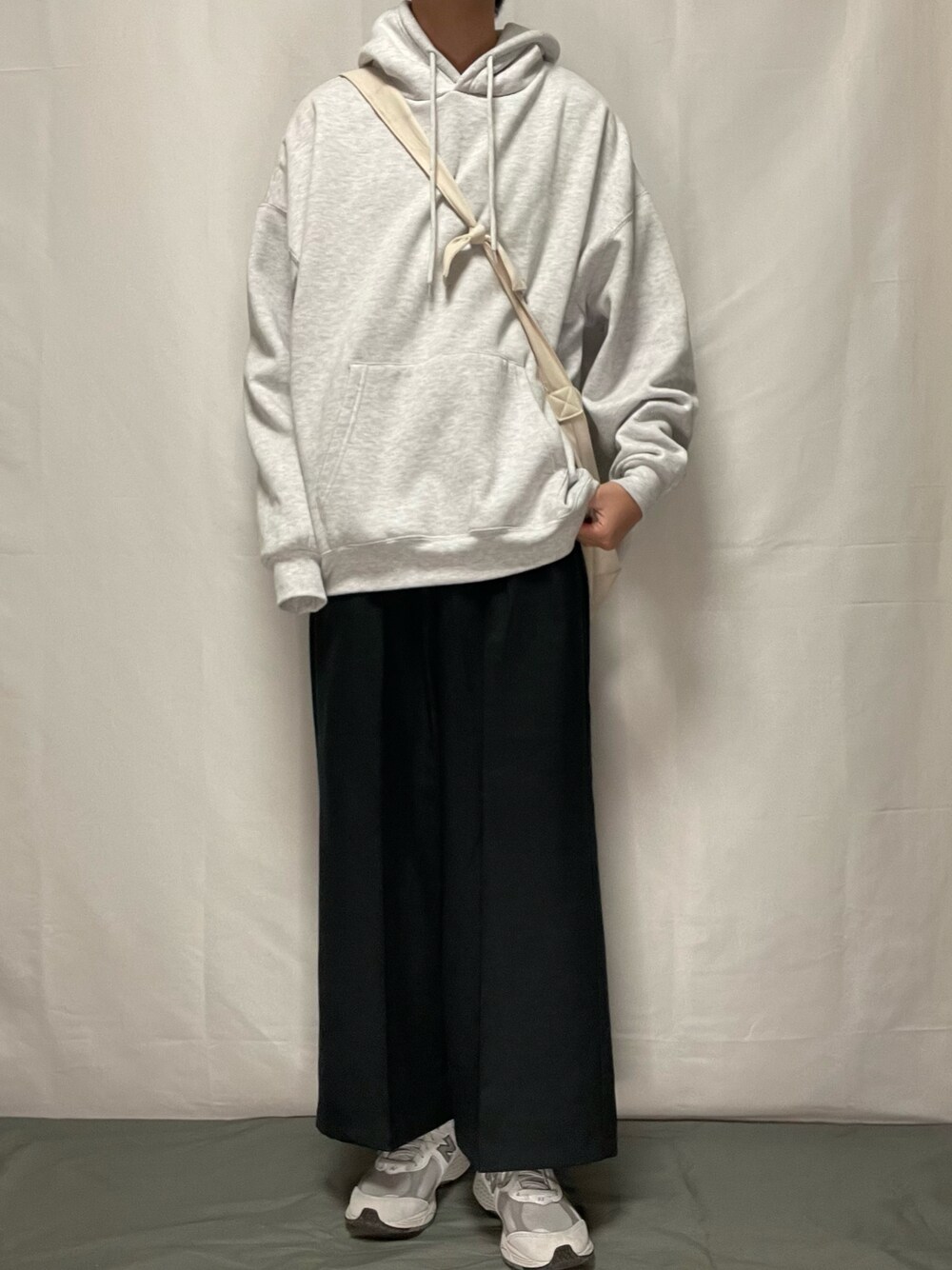 「パーカー、ボディバッグ、スラックス、スニーカー、春コーデ、はるコーデ、おしゃれさんと繋がりたい、いいね、save、フォローお願いします🤑、春、スニーカーコーデ」｜「new balance 2002rのアイテム（スニーカー、グレー系）」を使った、YOKIKIさん（メンズ・180cm）の春コーディネートの1枚目の写真