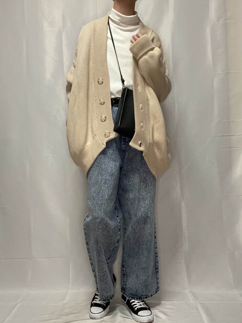 「おしゃれさんと繋がりたい、カーディガン、デニム、春コーデ、タートルネック、ミニバッグ、スニーカー、converse、カジュアル、レイヤードスタイル、いいね、save、フォローお願いします🤑」｜「ADRERの【ADRER】ヴィンテージメイクワイドテーパードデニム（デニムパンツ、ブルー系）」を使った、YOKIKIさん（メンズ・181cm）の冬コーディネートの1枚目の写真