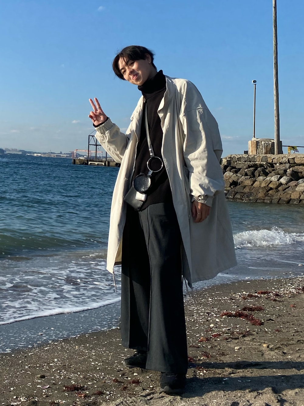 「海コーデ、M65、タートルネック、バギーパンツ、ミニバッグ、スニーカー、New Balance、秋冬コーデ、いいね、save、フォローお願いします🤑、おしゃれさんと繋がりたい、シンプルコーデ」｜「new balance 993のアイテム（スニーカー、ブラック系）」を使った、YOKIKIさん（メンズ・180cm）の秋コーディネートの1枚目の写真