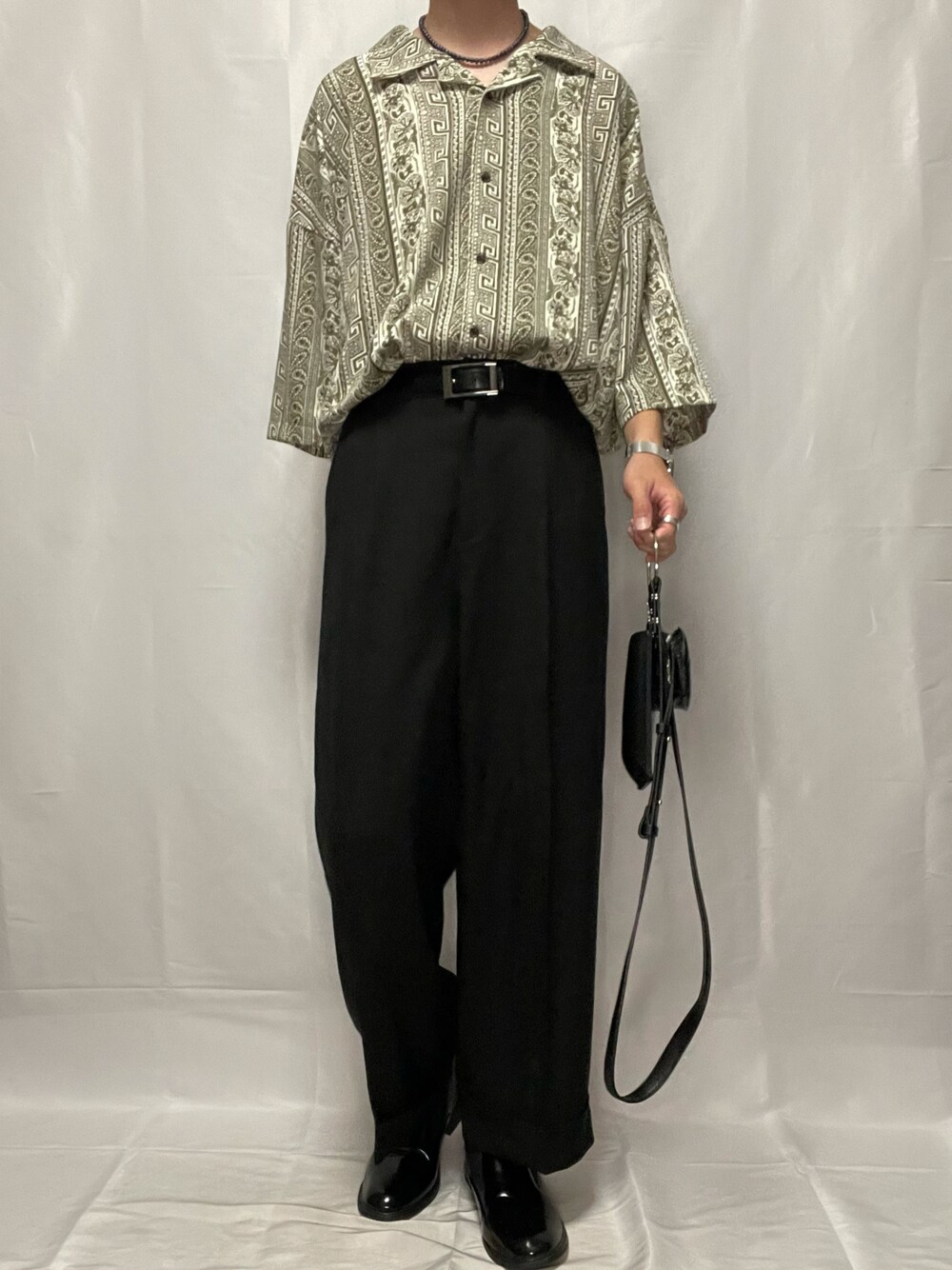 「カジュアルコーデ、柄シャツ、タックイン、センタープレスパンツ、スラックス、サイドゴアブーツ、ミニバッグ、ネックレス、夏コーデ、大人カジュアル、おしゃれさんと繋がりたい、いいね、save、フォローお願いします🤑」｜「CASPER JOHNのVarious Dolman Shirts/バリアスドルマンシャツ（シャツ/ブラウス、ブラック系）」を使った、YOKIKIさん（メンズ・181cm）の夏コーディネートの1枚目の写真