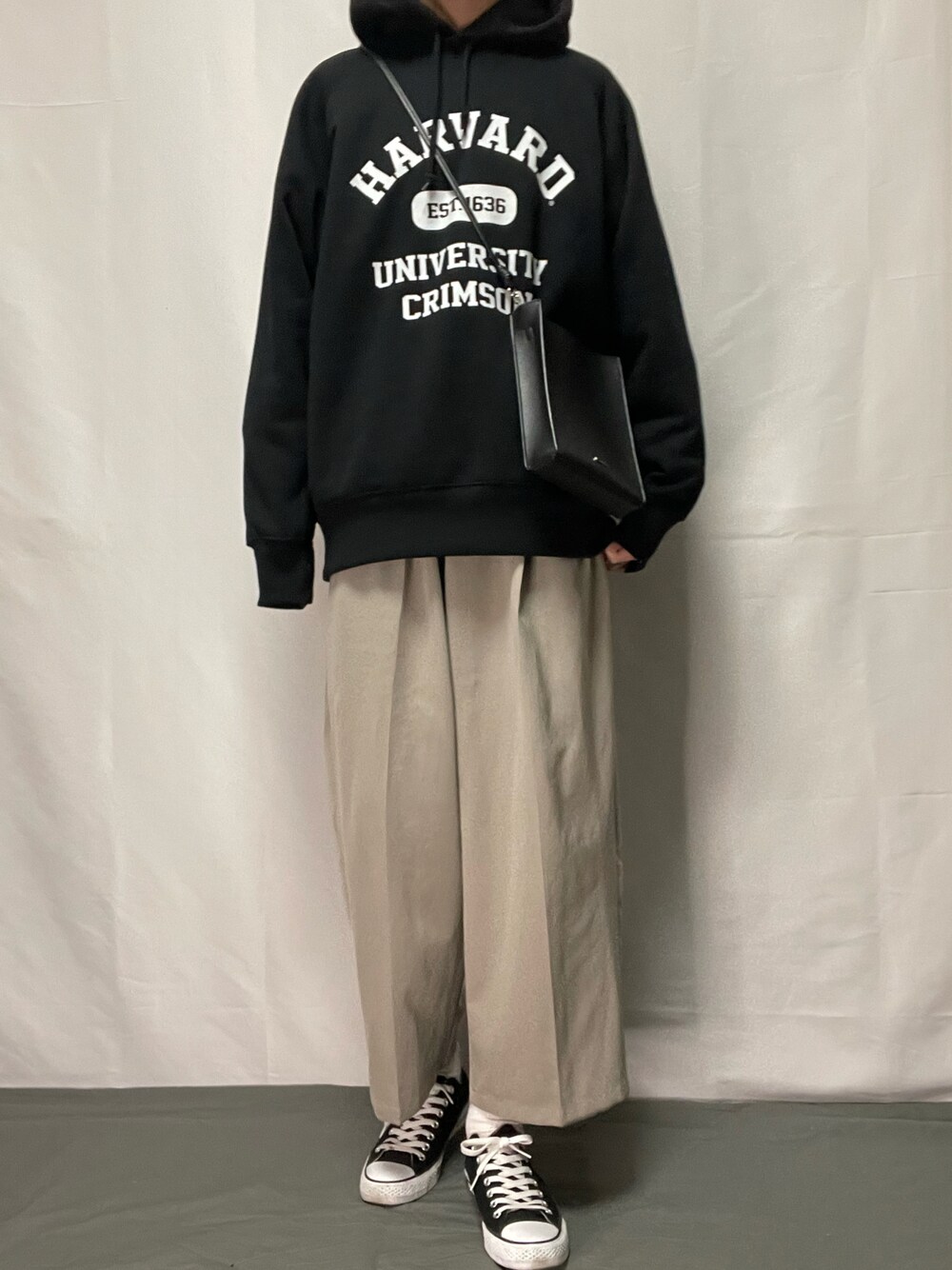「ほめられ本命コーデ、メンズコーデ、パーカー、スウェット、カジュアル、カレッジロゴ、ワイドスラックス、スニーカー、converse、ミニバッグ、おしゃれさんと繋がりたい、いいね、save、フォローお願いします🤑」｜「CONVERSEのconverse(コンバース) NEXTAR110 OX(ネクスター110OX)（スニーカー、ブラック系）」を使った、YOKIKIさん（メンズ・180cm）の冬コーディネートの1枚目の写真