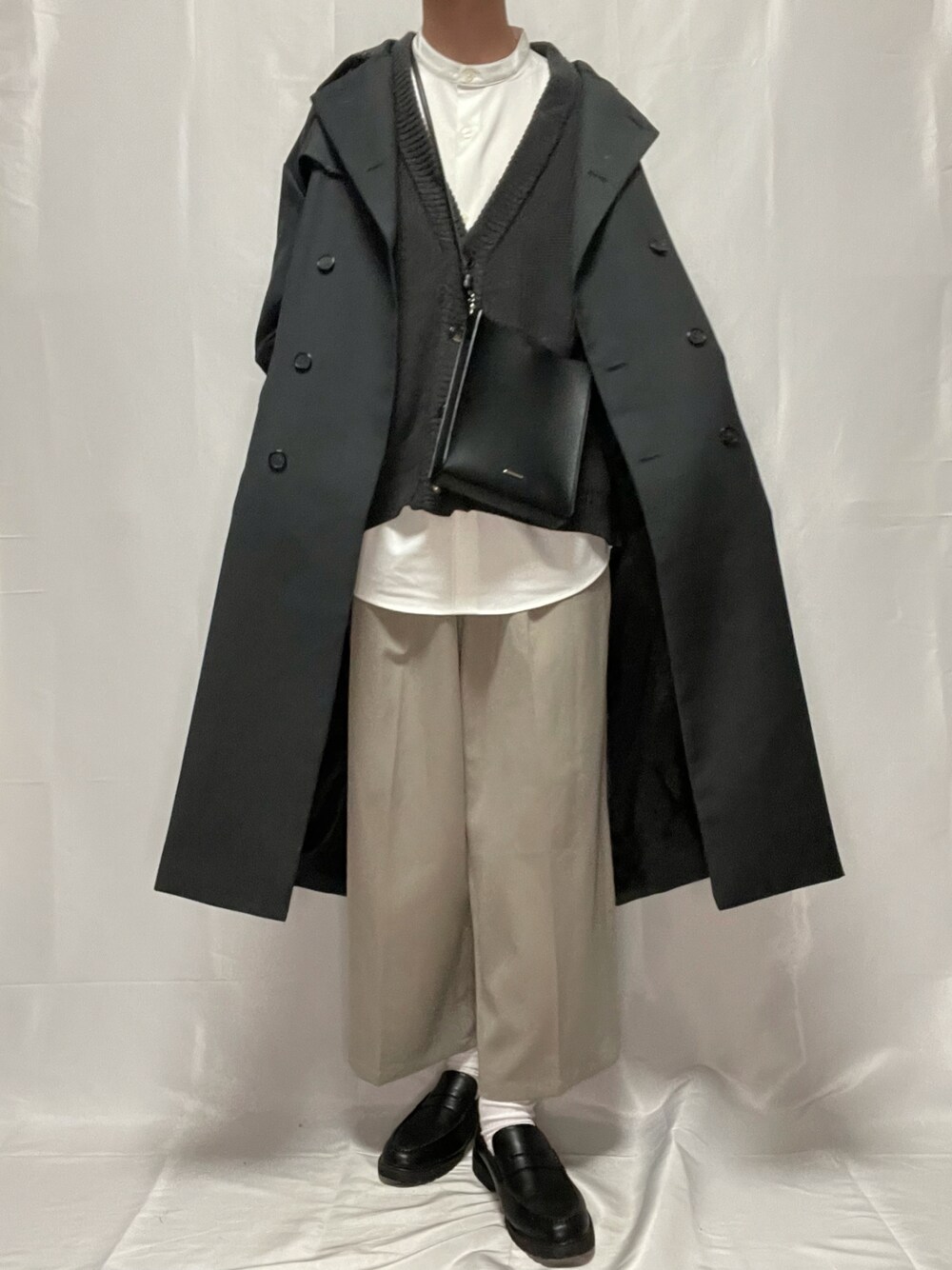 「クリスマスに着たい服、秋冬コーデ、冬コーデ、レイヤードスタイル、お洒落さんとつながりたい、シンプル、カーディガン、シャツスタイル、ローファー、モノトーン、いいね、save、フォローお願いします🤑」｜「CASPER JOHNのHeavy TR Tapered Wide Slacks/ヘビーTRテーパードワイドスラックス（スラックス、グレー系）」を使った、YOKIKIさん（メンズ・181cm）の冬コーディネートの1枚目の写真