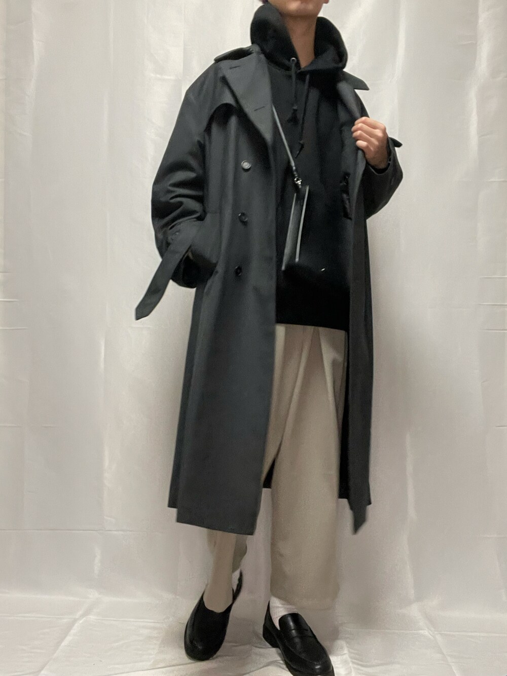 「クリスマスに着たい服、パーカー、コート、ローファー、ワイドスラックス、おしゃれさんと繋がりたい、いいね、save、フォローお願いします🤑、大人カジュアル、冬コーデ、ミニバッグ、きれいめカジュアル、シンプル」｜「CASPER JOHNのOver Trench Coat/オーバートレンチコート（トレンチコート、グレー系）」を使った、YOKIKIさん（メンズ・181cm）の冬コーディネートの1枚目の写真