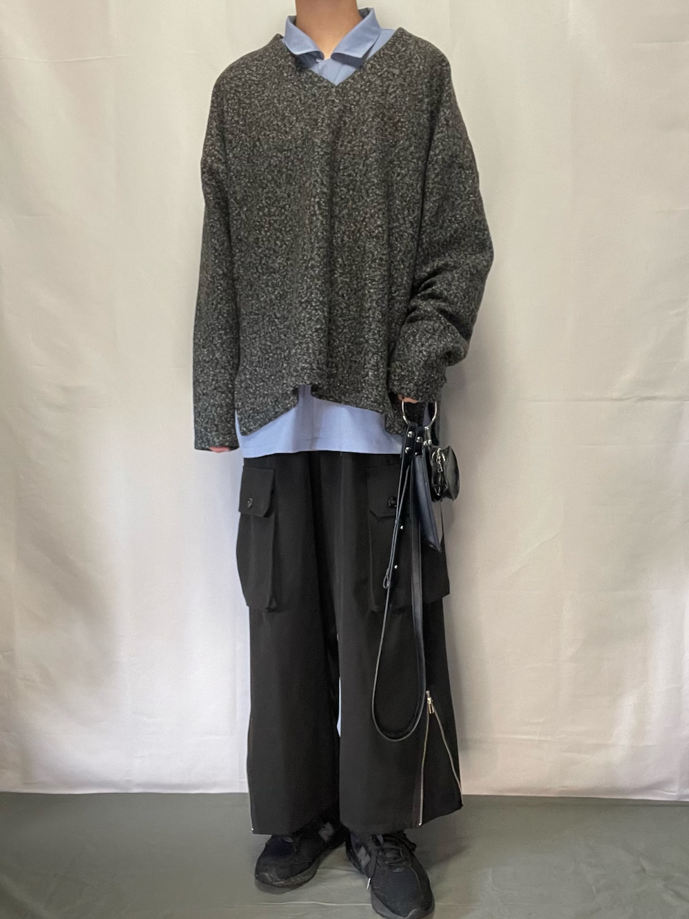 「おしゃれさんと繋がりたい、レイヤードスタイル、くすみカラー、Vネック、シャツスタイル、スニーカー、New Balance、ミニバッグ、ラフ、秋コーデ、いいね、save、フォローお願いします🤑、トレンド、ミリタリー」｜「new balance 993のアイテム（スニーカー、ブラック系）」を使った、YOKIKIさん（メンズ・180cm）の秋コーディネートの1枚目の写真