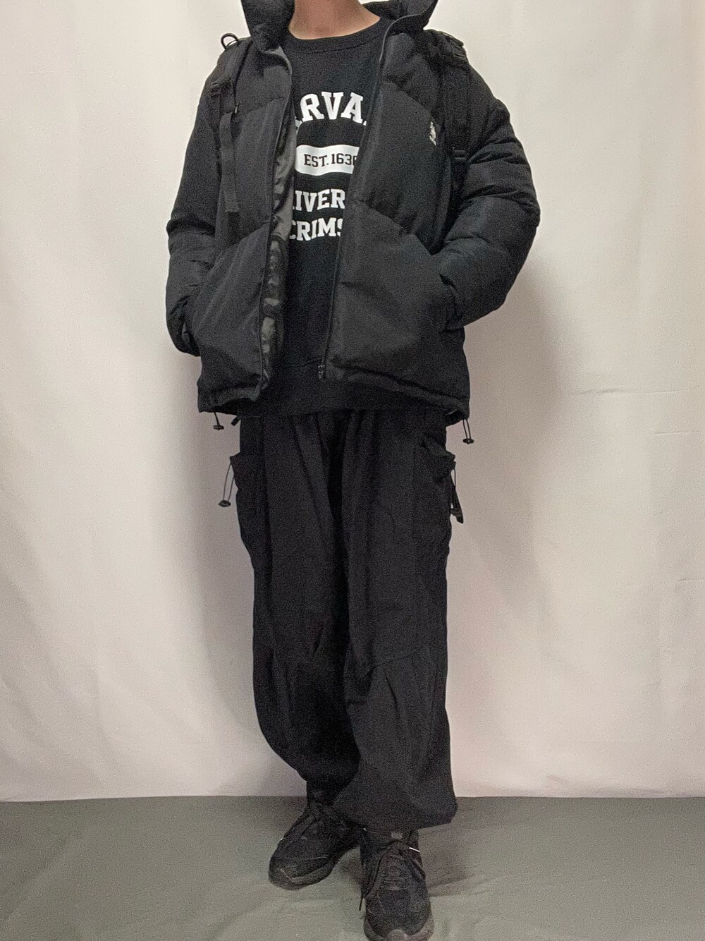 「私の推しブランド、オールブラック、GU、カーゴパンツ、スニーカー、大人カジュアル、ジーユー、通学コーデ、学生、いいね、save、フォローお願いします🤑、おしゃれさんと繋がりたい」｜「U.S. POLO ASSN.のU.S. POLO ASSN./ユーエスポロアッスン 別注 ロゴ刺繍 オーバーサイズ スタンド エコダウンジャケット（ダウンジャケット/コート、ブラック系）」を使った、YOKIKIさん（メンズ・180cm）の冬コーディネートの1枚目の写真