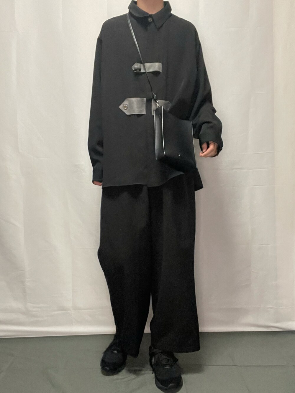 「オールブラック、スニーカー、スニーカーコーデ、秋服準備はじめました、秋服、秋コーデ、秋のコーデ、休日コーデ、ラフ、シャツスタイル、おしゃれさんと繋がりたい、いいね、save、フォローお願いします🤑」｜「CASPER JOHNのHeavy TR Tapered Wide Slacks/ヘビーTRテーパードワイドスラックス（スラックス、ブラック系）」を使った、YOKIKIさん（メンズ・180cm）の秋コーディネートの1枚目の写真