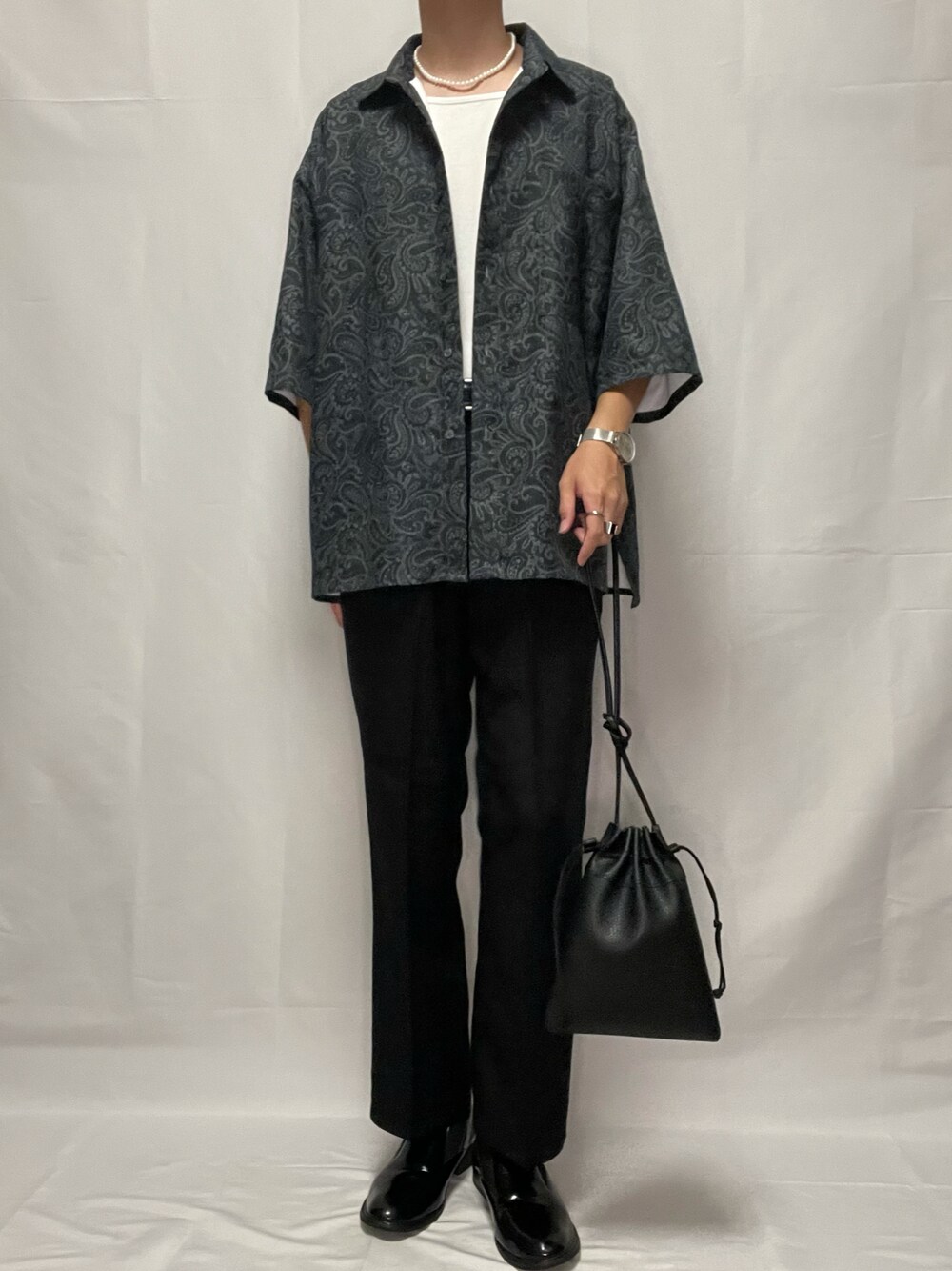 「柄シャツ、ペイズリー柄、スラックス、GU、サイドゴアブーツ、ミニバッグ、タックイン、パールネックレス、キレイめ、モノトーン、おしゃれさんと繋がりたい、いいね、save、フォローお願いします🤑」｜「GUのアイテム（スラックス、ブラック系）」を使った、YOKIKIさん（メンズ・180cm）の夏コーディネートの1枚目の写真