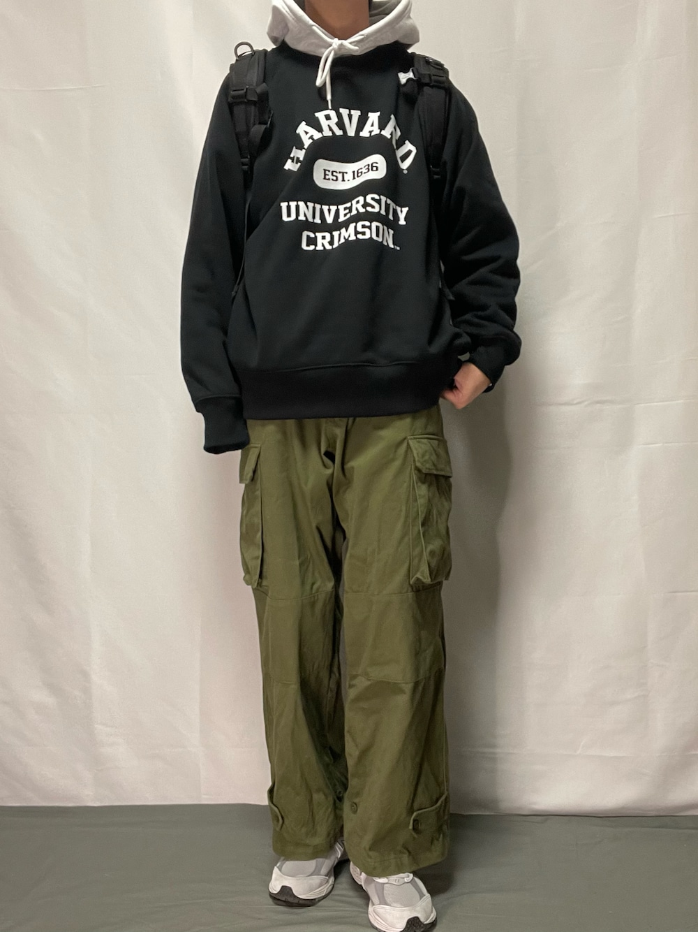 「冬コーデ、スエット、パーカー、カーゴパンツ、スニーカー、New Balance、通学コーデ、リュック、いいね、save、フォローお願いします🤑、おしゃれさんと繋がりたい」｜「MONO-MARTのM-47セミワイドストレートミリタリーカーゴパンツ（カーゴパンツ、グリーン系）」を使った、YOKIKIさん（メンズ・180cm）の冬コーディネートの1枚目の写真