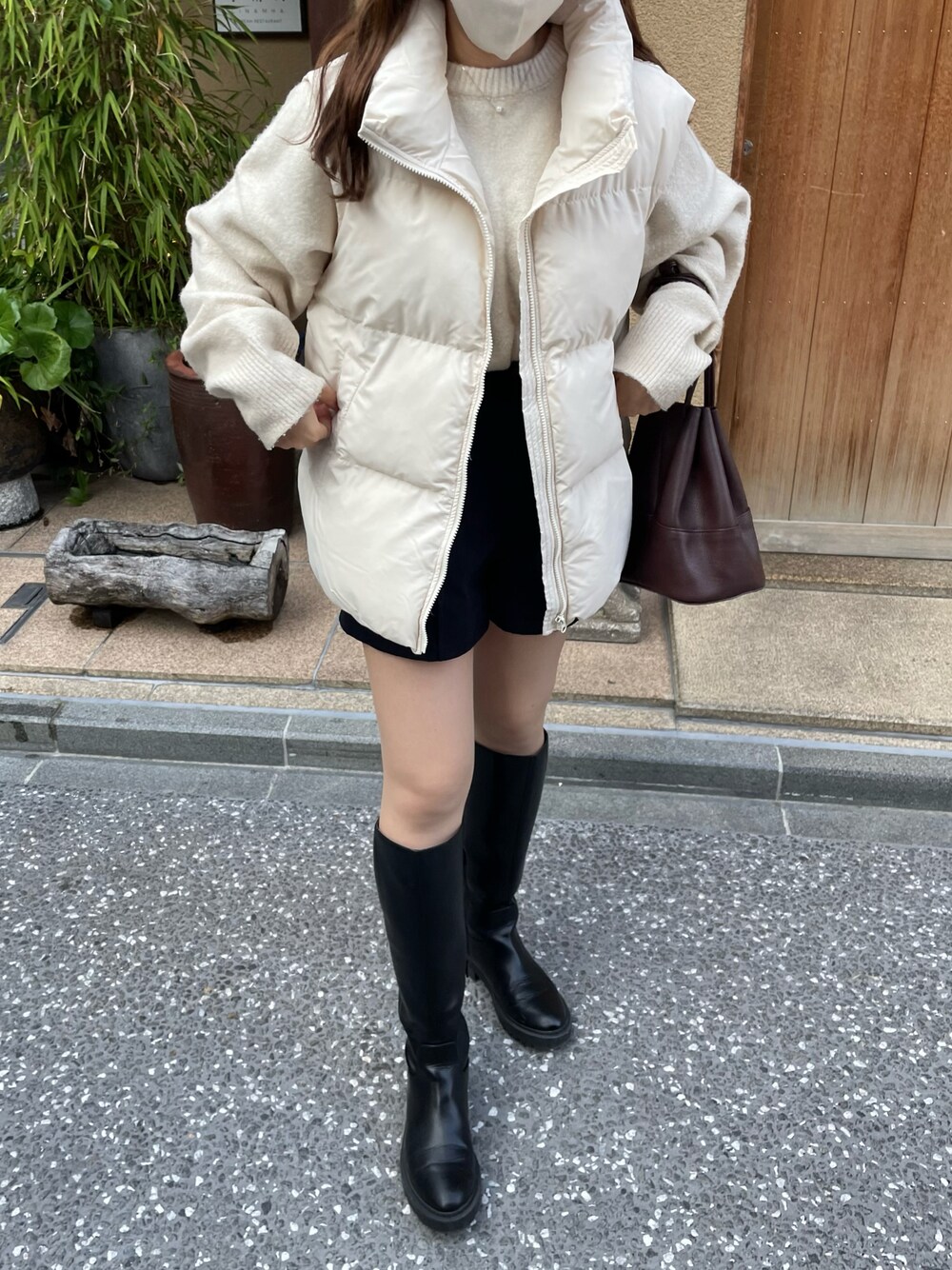 「今日のコーデ、おしゃれさんと繋がりたい、ootd、秋コーデ、秋服、ダウンベスト、ニット、ロングブーツ、ショートパンツ、秋冬コーデ、淡色コーデ」｜「lawgyのアイテム（ショルダーバッグ、ブラウン系）」を使った、m.さん（レディース・158cm）の秋コーディネートの1枚目の写真