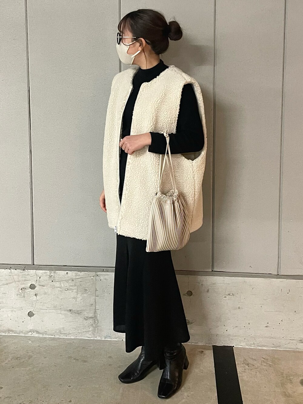 「お洒落さんとつながりたい、今日のコーデ、オトナカジュアル、きれいめカジュアル、マーメイドスカート、メガネ女子、ボアベスト、モノトーンコーデ、シンプルコーデ、大人コーデ」｜「GRLのマーメイドフレアスカート（スカート、ブラック系）」を使った、m.さん（レディース・158cm）の冬コーディネートの1枚目の写真
