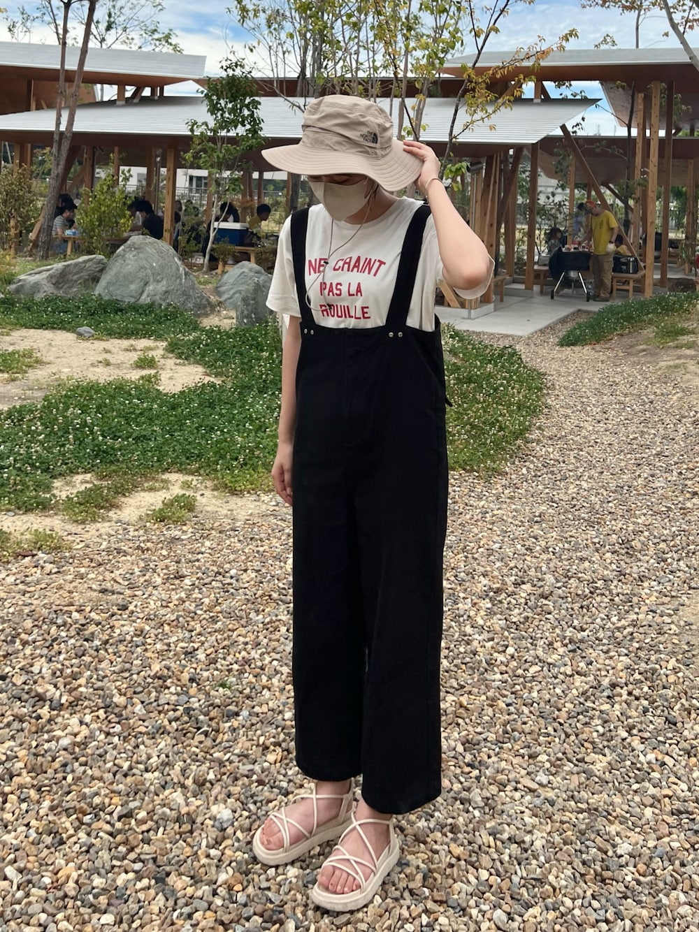 「今日のコーデ、サファリハット、お洒落さんとつながりたい、オーバーオール、Tシャツ、カジュアルコーデ、休日コーデ」｜「THE NORTH FACEのザ・ノースフェイス / ホライズンハット（ユニセックス）（ハット、ベージュ系）」を使った、m.さん（レディース・158cm）の夏コーディネートの1枚目の写真