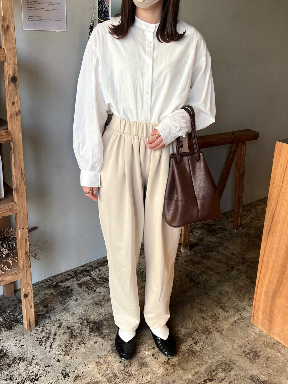 「おしゃれさんと繋がりたい、今日のコーデ、ユニクロ、スウェットパンツ、シャツ」｜「LOWRYS FARMのバンドカラーチュニックシャツ　214841（シャツ/ブラウス、ホワイト系）」を使った、m.さん（レディース・158cm）の春コーディネートの1枚目の写真