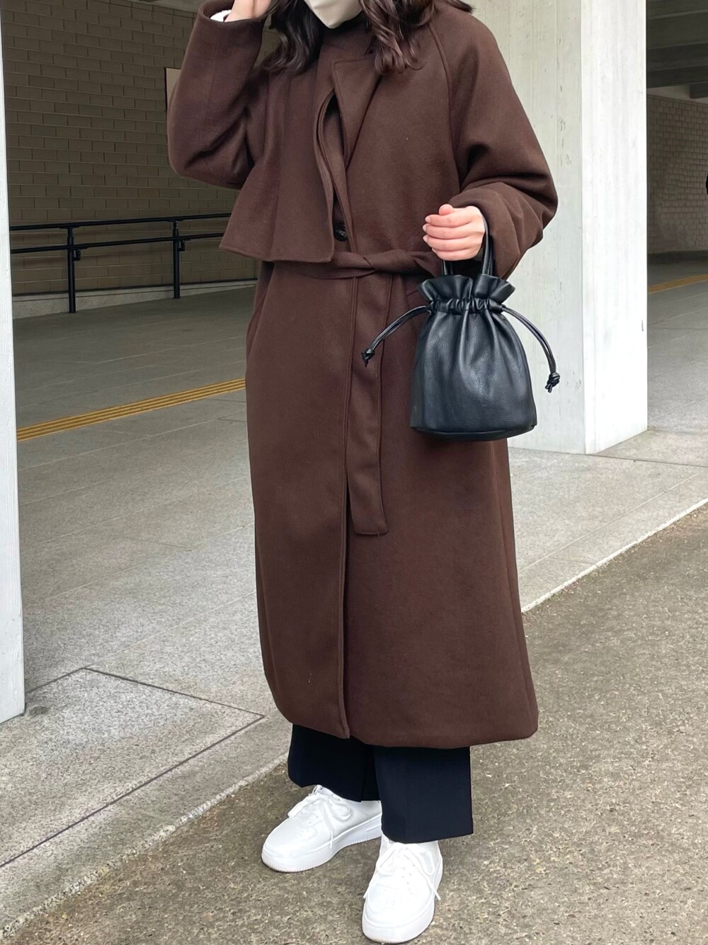 「今日のコーデ、おしゃれさんと繋がりたい、コート、ブラウンコーデ、淡色コーデ、冬コーデ、スニーカーコーデ、シンプルコーデ」｜「select MOCAの2021 AW スタンドカラーフェイクウールケープコート（その他アウター、ブラウン系）」を使った、m.さん（レディース・158cm）の冬コーディネートの1枚目の写真