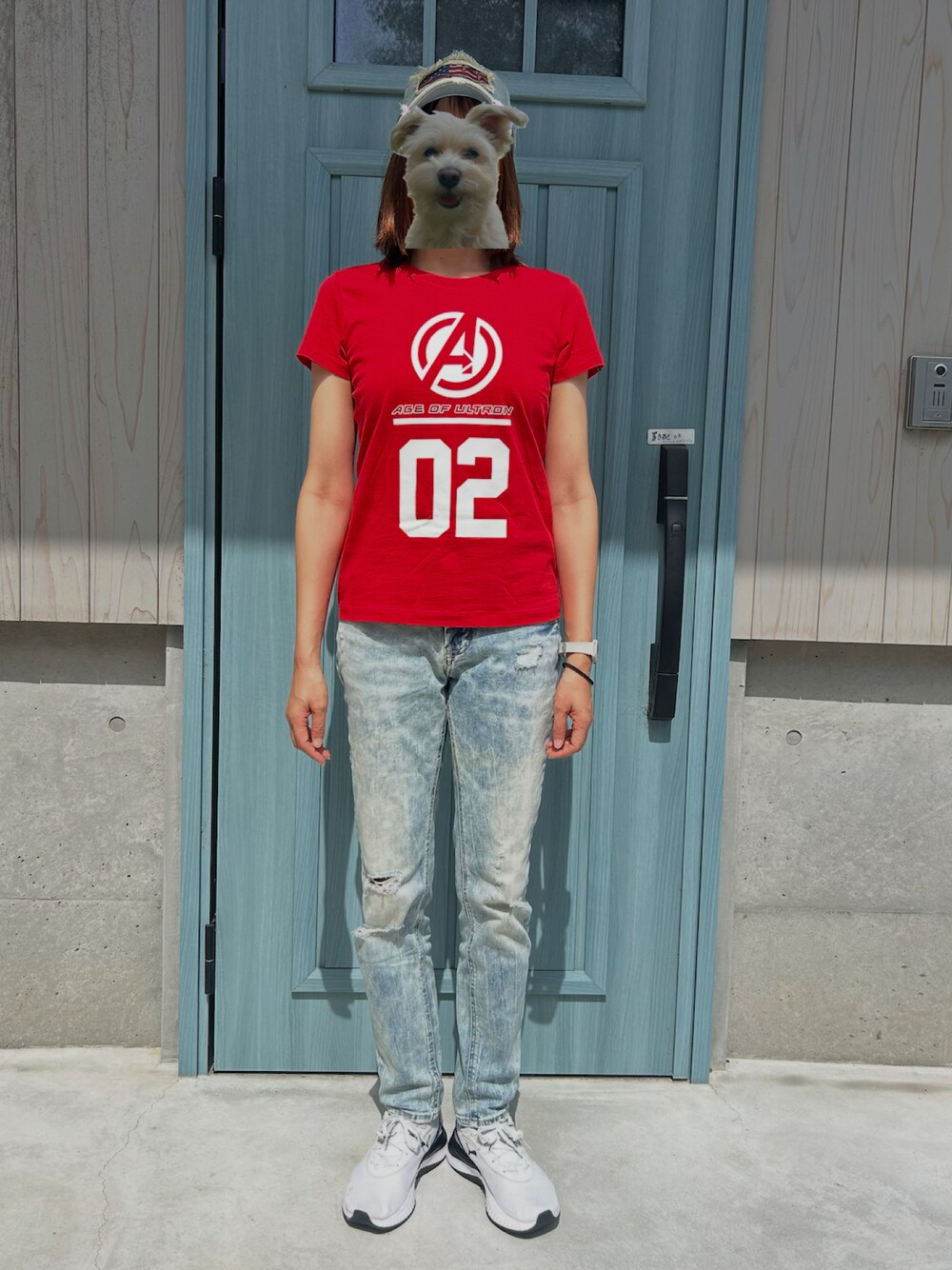 ホワイト系のスニーカー、ブルー系のデニムパンツ、レッド系のTシャツ/カットソーを着用したレディースの秋コーディネートの1枚目の写真
