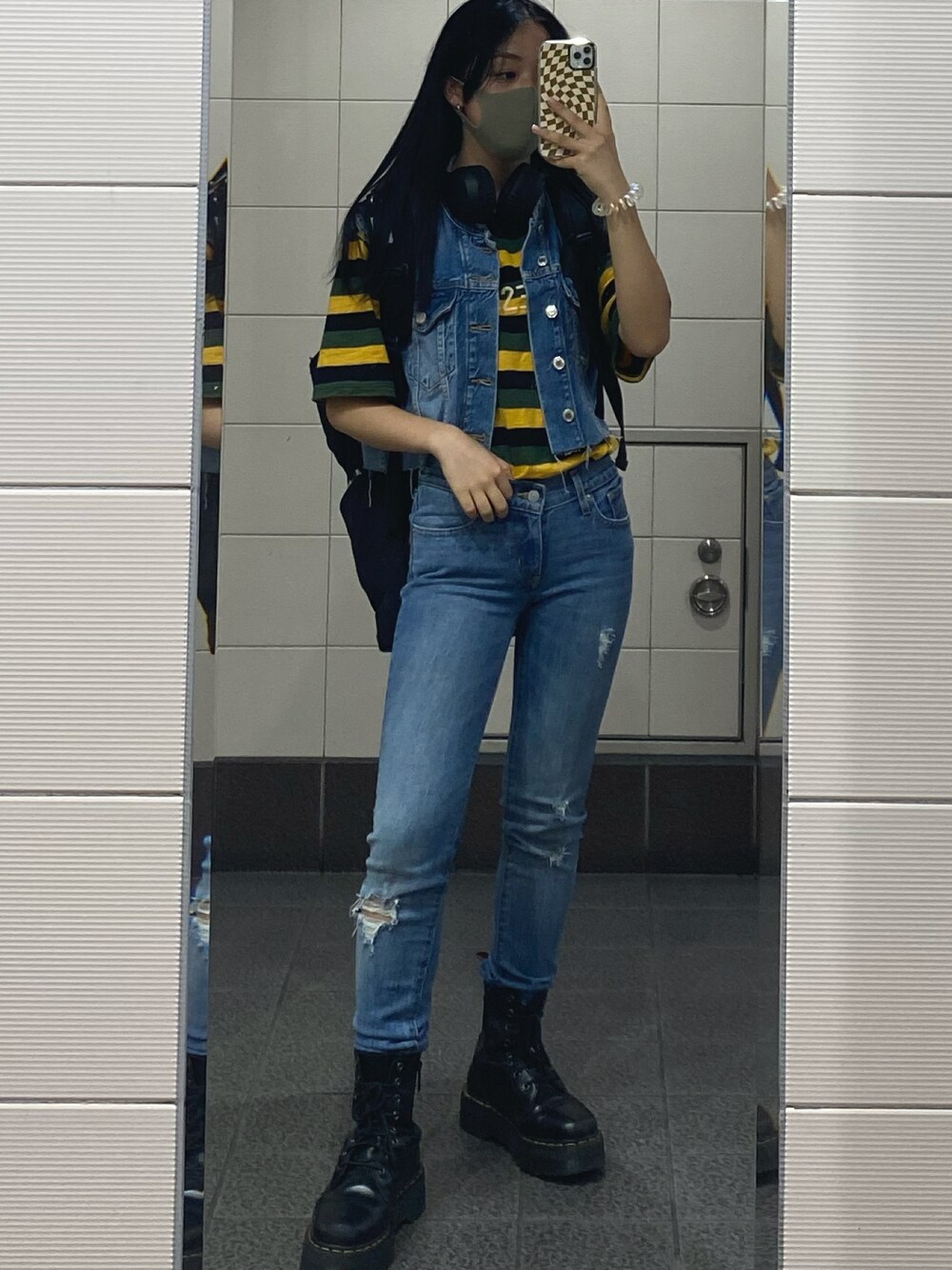 その他のTシャツ/カットソー、ブルー系のデニムジャケット、ブルー系のデニムパンツを着用したレディースの秋コーディネートの1枚目の写真