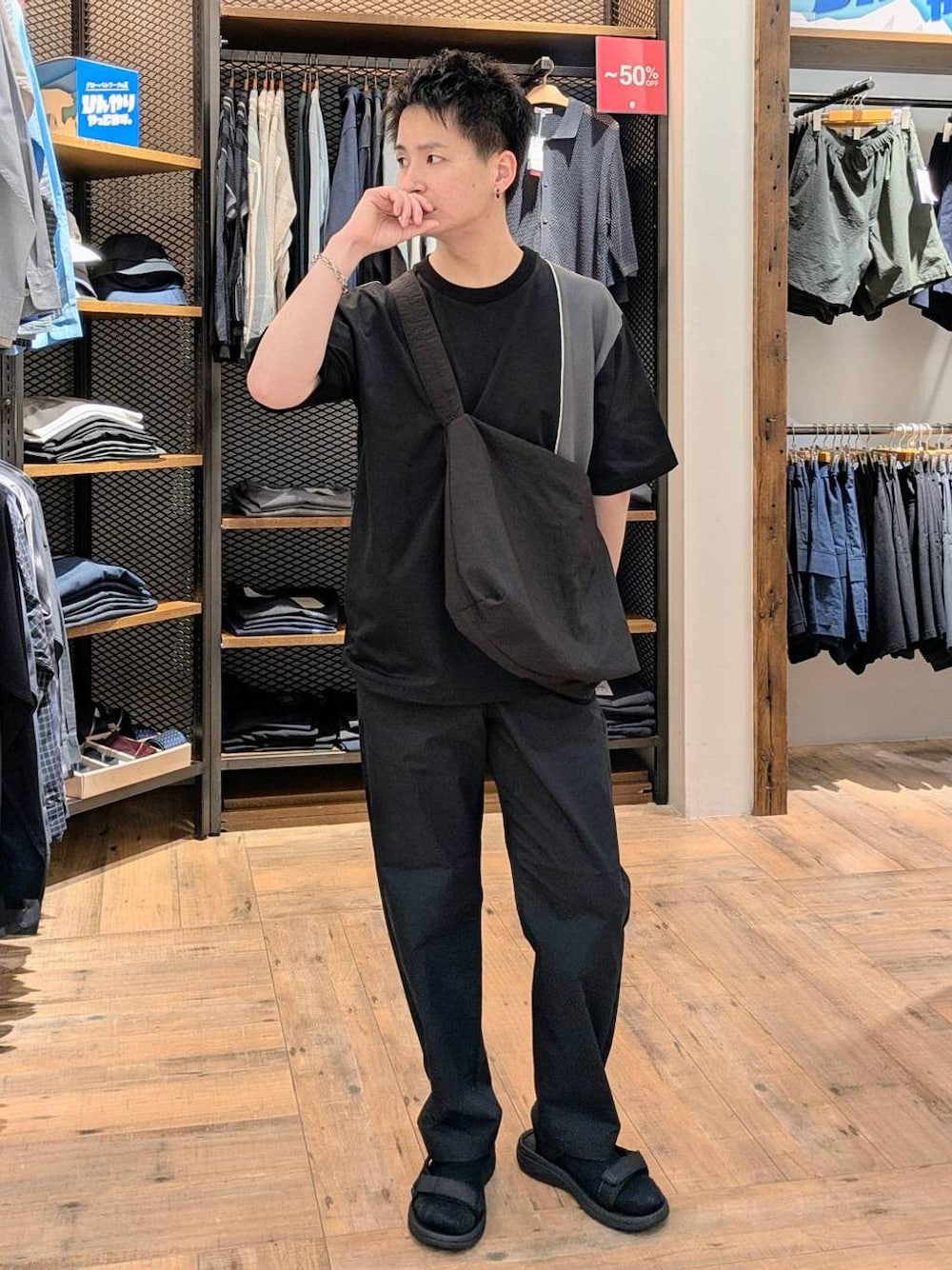 「GLOBAL WORK、シンプルコーデ、ブラックコーデ、サンダル、ソックス、ショルダーバッグ、モノトーン、ストリート、普通_GLOBAL WORK、ベーシック/シンプル、カジュアル」｜「GLOBAL WORKの撥水ライトショルダーS/252339（ショルダーバッグ、ブラック系）」を使った、もりもんさん（メンズ・171cm）の夏コーディネートの1枚目の写真