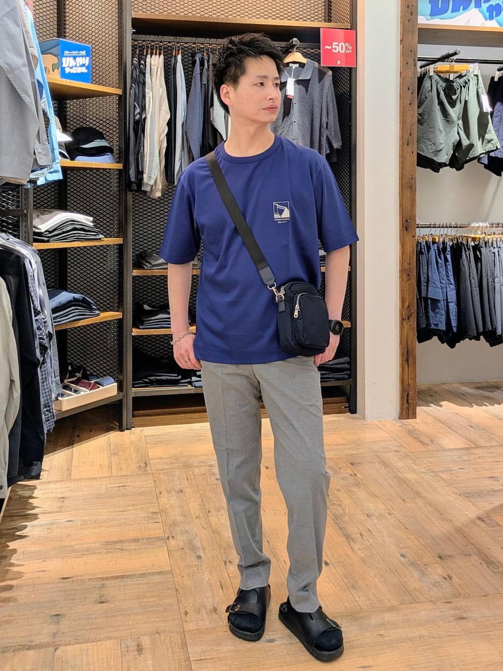 「ベーシック/シンプル、カジュアル、アーバンスラックス_GLOBAL WORK、普通_GLOBAL WORK、GLOBAL WORK、URBAN SLACKS_GLOBAL WORK、シンプルコーデ、Tシャツ、セールコーデ、ショルダーバッグ、スラックス、サンダル」｜「GLOBAL WORKのアソートZIPポケットショルダー/243972（ショルダーバッグ、ブルー系）」を使った、もりもんさん（メンズ・171cm）の夏コーディネートの1枚目の写真