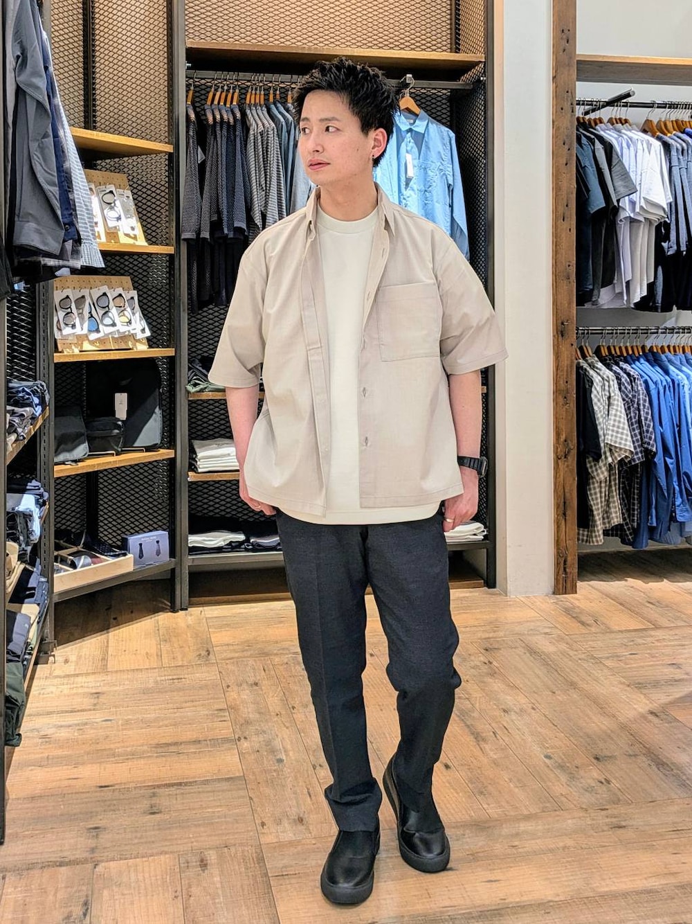 「GLOBAL WORK、URBAN SLACKS_GLOBAL WORK、カジュアル、アーバンスラックス_GLOBAL WORK、普通_GLOBAL WORK、ベーシック/シンプル、大人カジュアル、きれいめカジュアル、シャツ、シャツスタイル、スニーカー、スラックス、夏コーデ」｜「GLOBAL WORKのアーバンデニムスラックスAIR/287567（デニムパンツ、ブルー系）」を使った、もりもんさん（メンズ・171cm）の夏コーディネートの1枚目の写真