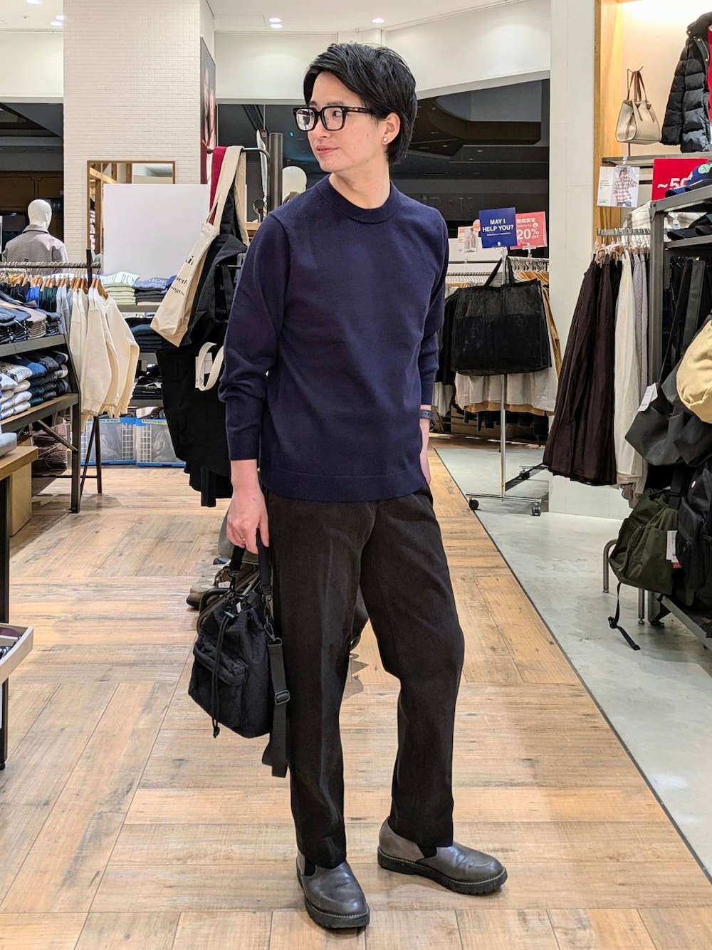 ブルー系のニット/セーター、ブラウン系のその他パンツ、ブラック系のショルダーバッグを着用したメンズの秋コーディネートの1枚目の写真