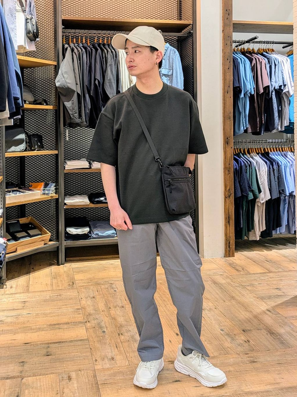 「ベーシック/シンプル、カジュアル、普通_GLOBAL WORK、GLOBAL WORK、ストリート、リラックス、大人カジュアル、キャップ、ワイドパンツ、スニーカー、ショルダーバッグ、休日コーデ、Tシャツ、ユニセックス、ユニセックス_GLOBALWORK」｜「GLOBAL WORKのライトクッションクール/クルー/半袖/288070（スウェット、グリーン系）」を使った、もりもんさん（メンズ・171cm）の春コーディネートの1枚目の写真