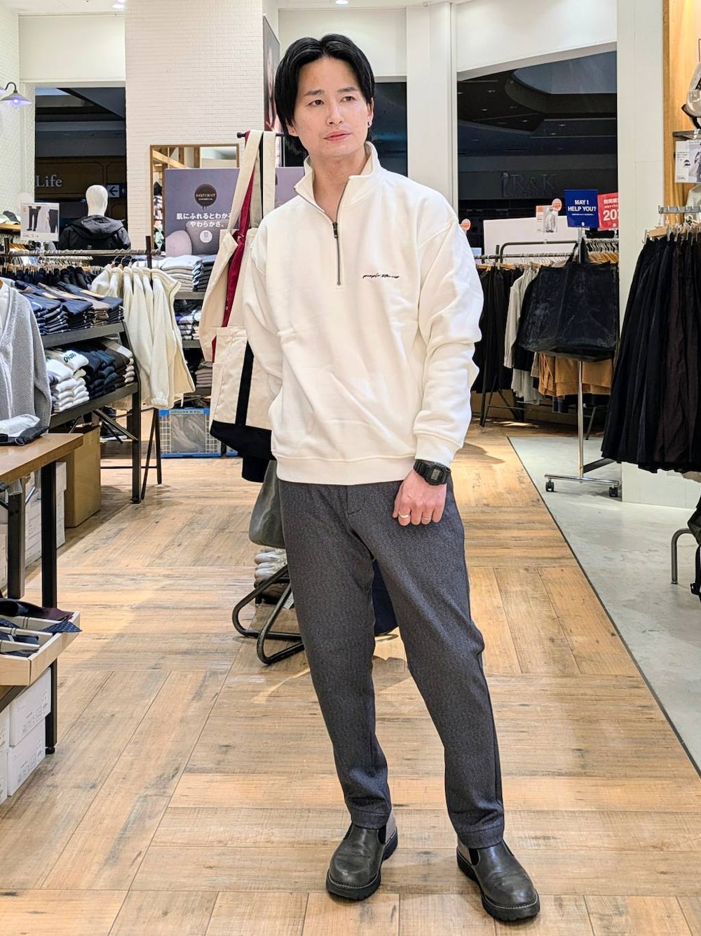 グレー系のその他パンツ、ホワイト系のスウェットを着用したメンズの秋コーディネートの1枚目の写真
