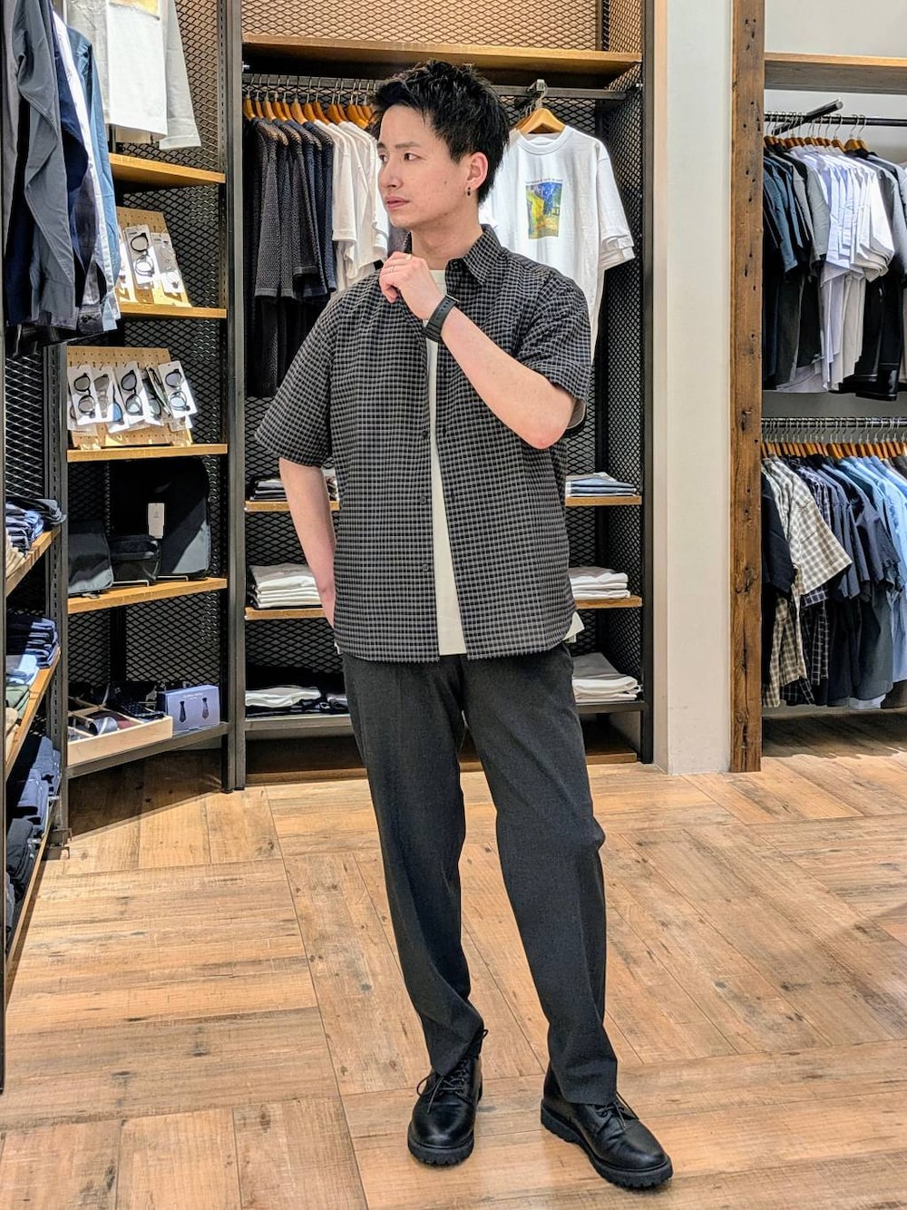 「ベーシック/シンプル、きれいめ、カジュアル、普通_GLOBAL WORK、GLOBAL WORK、アーバンスラックス_GLOBAL WORK、URBAN SLACKS_GLOBAL WORK、シャツ、シャツスタイル、シアートップス、Tシャツ、夏コーデ、モノトーン、ブラックコーデ、大人カジュアル」｜「GLOBAL WORKの※快適サマ－シャツ/シアー/287587（シャツ/ブラウス、ブラック系）」を使った、もりもんさん（メンズ・171cm）の春コーディネートの1枚目の写真